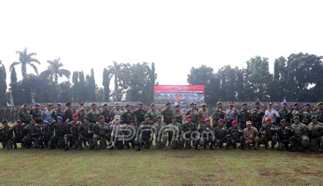 Panglima Divisi Infanteri 1 Kostrad Mayjen TNI Sudirman bersama Kapolda Metro Jaya Irjen Pol Moechgiarto dan jajaran berfoto bersama usai mengikuti apel gabungan, Jakarta, Selasa (17/5). Foto: Ricardo/JPNN.com - JPNN.com