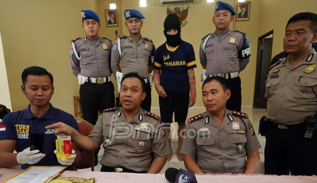 Polresta Depok menggelar barang bukti dan tersangka pencabulan anak dibawah umur dengan tersangka ayah kandung bernama Sukendar di Mapolresta Depok, Jawa Barat, Selasa (17/5). Korban berusia 10 tahun dan duduk dibangku SD. Foto: Ricardo/JPNN.com - JPNN.com