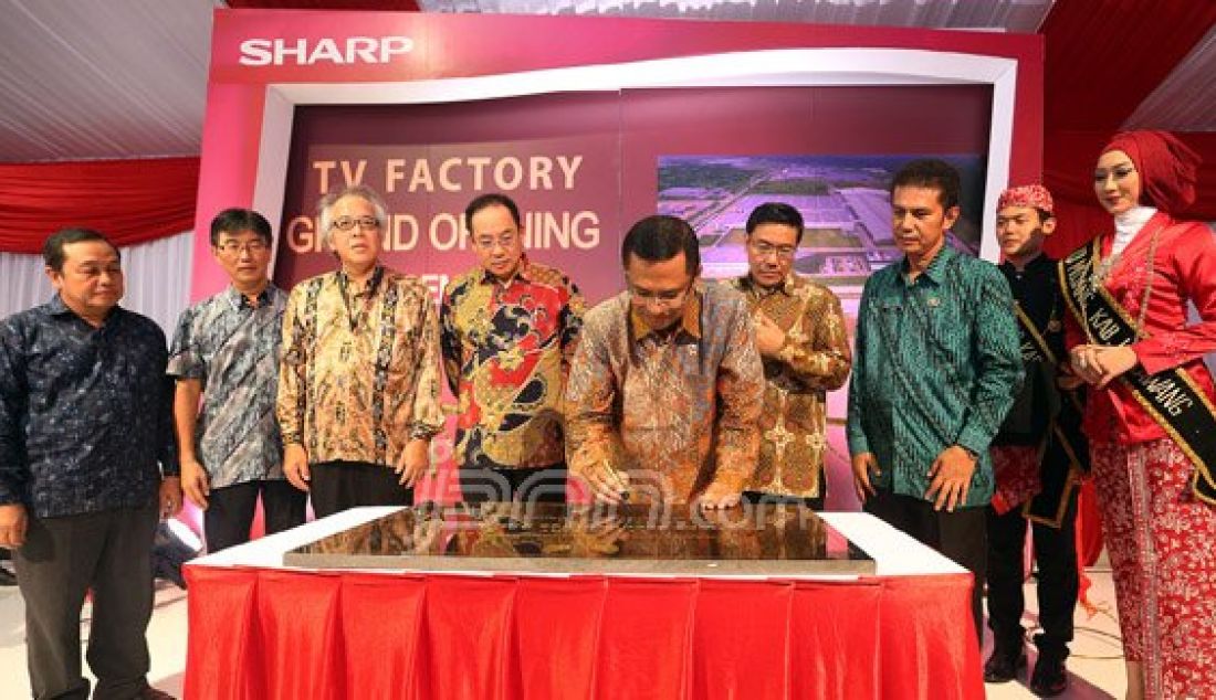 Direktur Industri Elektronika-Telematika Ditjen ILMATE Kemenperin RI Zakiyudin, TV Production Director SEID Satoshi Sakai, Presdir SEID Fumihiro Irie, Executive Vice President of Consumer Electronics Company SHARP Japan Akira Atarashi, Menteri Perindustrian RI Saleh Husin meresmikan pabrik TV baru SHARP, Karawang, Rabu (18/5). Foto: Ricardo/JPNN.com - JPNN.com