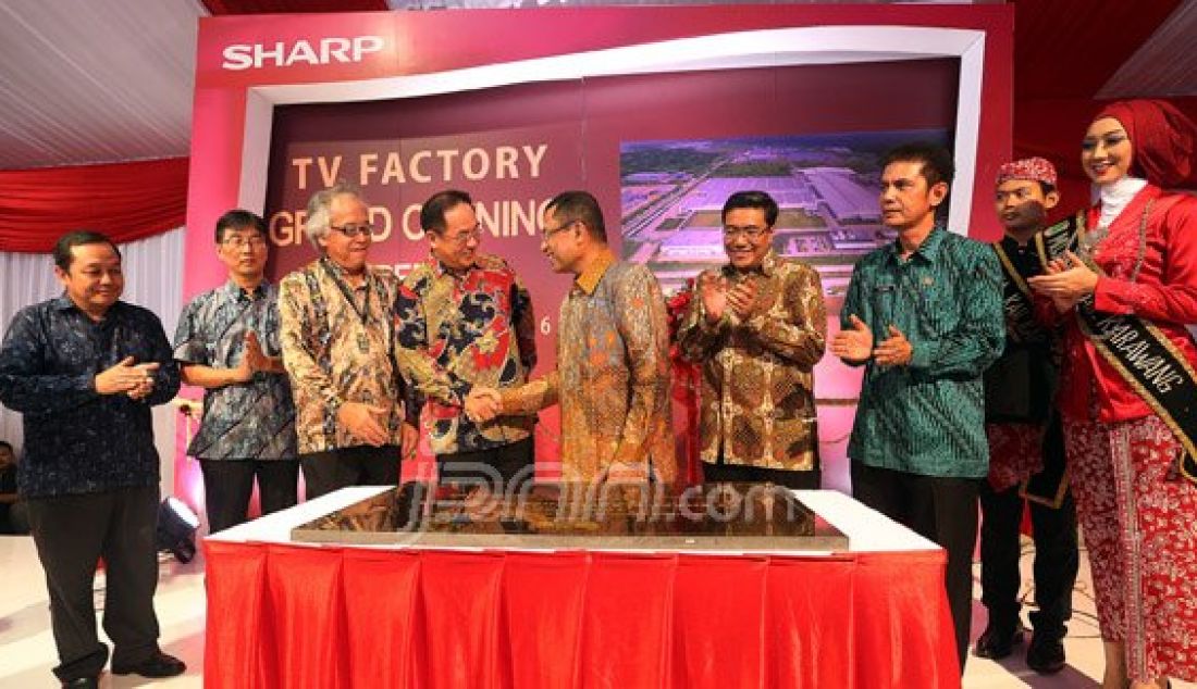 Direktur Industri Elektronika-Telematika Ditjen ILMATE Kemenperin RI Zakiyudin, TV Production Director SEID Satoshi Sakai, Presdir SEID Fumihiro Irie, Executive Vice President of Consumer Electronics Company SHARP Japan Akira Atarashi, Menteri Perindustrian RI Saleh Husin meresmikan pabrik TV baru SHARP, Karawang, Rabu (18/5). Foto: Ricardo/JPNN.com - JPNN.com