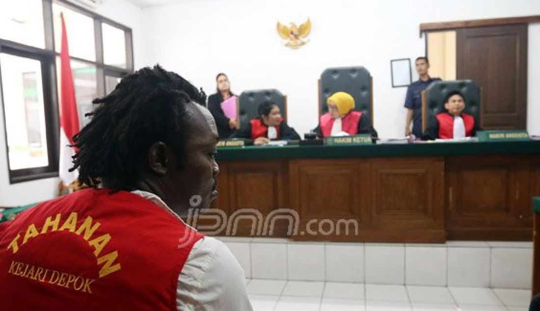 Terdakwa bandar narkoba sindikat jaringan internasional asal Nigeria Tobe Chukwu Ephriam Ihenko menjalani sidang vonis di Pengadilan Negeri Kota Depok, Jawa Barat, Selasa (17/5). Tobe divonis hukuman seumur hidup karena terbukti mengendalikan narkoba dari dalam Lapas Cipinang. Foto: Ricardo/JPNN.com - JPNN.com