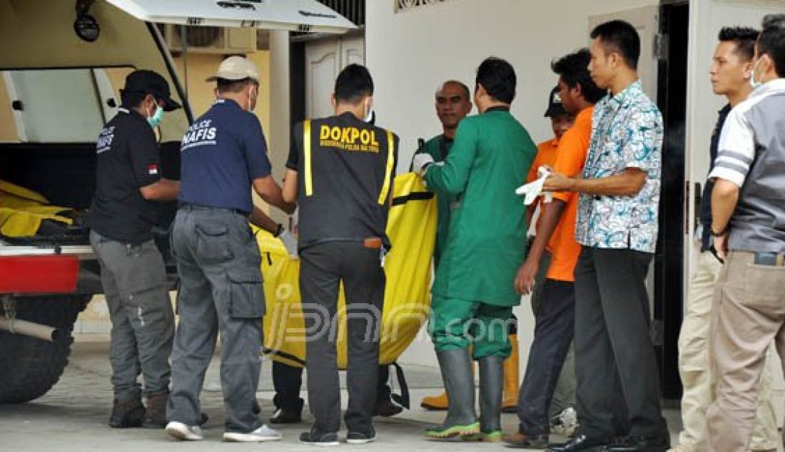 TIBA: Dua jenazah anggota kelompok teroris Santoso yang tewas dalam kontak tembat saat tiba di Rumah Sakit (RS) Bhayangkara Palu, Rabu (18/5). Foto: Agung/Radar Sulteng/JPNN.com - JPNN.com