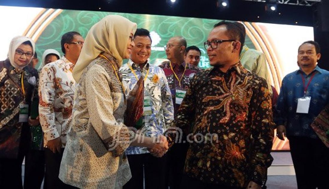 Menaker Hanif Dhakiri saat memberikan penghargaan kepada Walikota Tangerang Selatan Airin Rachmi Diany pada acara K3 Award 2016 di Jakarta, Rabu (18/5). Airin mendapat penghargaan sebagai pembina K3. Foto: Ricardo/JPNN.com - JPNN.com