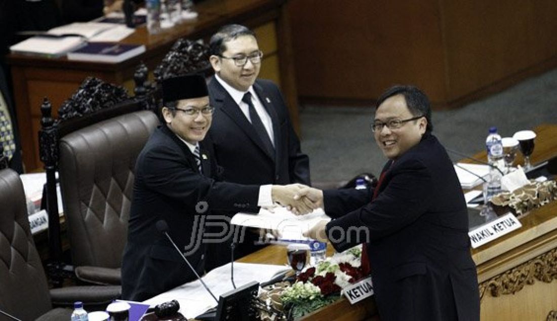 Menteri Keuangan Bambang Brodjonegoro saat menyerahkan draf RAPBN 2017 kepada Wakil Ketua DPR Taufik Kurniawan didampingi Wakil Ketua DPR Fadli Zon, Jakarta, Jumat (20/5). Rapat tersebut sekaligus mengesahkan keterangan pemerintah mengenai pokok-pokok pembicaraan pendahuluan RAPBN Tahun Anggaran 2017. Foto: Ricardo/JPNN.com - JPNN.com