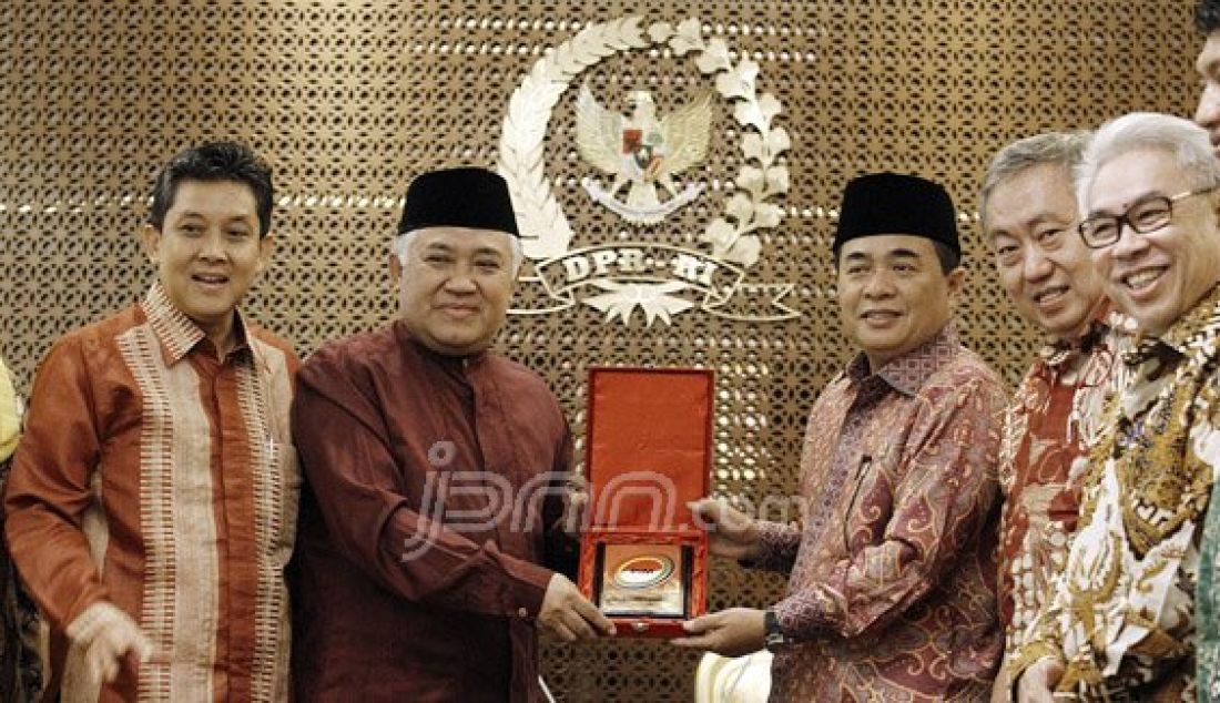 Ketua Organisasi Pergerakan Indonesia Maju (PIM) Din Syamsudin saat menyambangi Ketua DPR RI Ade Komarudin, Jakarta, Jumat (20/5). Din memperkenalkan sekaligus mengundang pimpinan ormas baru bernama PIM, yakni sebuah gerakan masyarakat Indonesia yang bersifat lintas agama, suku, profesi dan gender. Foto: Ricardo/JPNN.com - JPNN.com