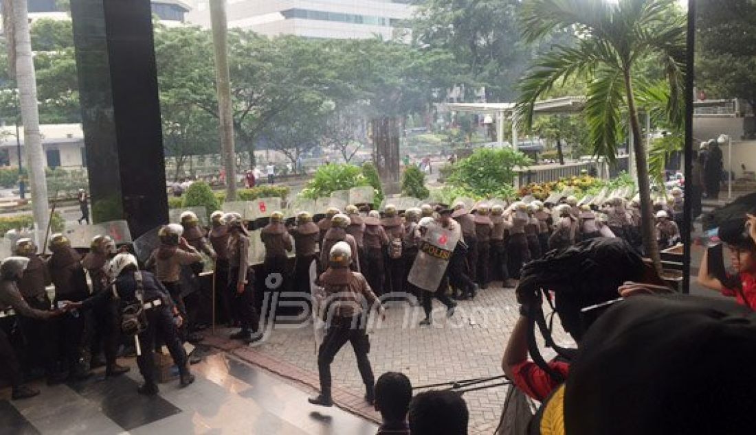 Aksi demonstrasi di depan KPK ricuh, Jumat (20/5). Warga dari Aliansi Masyarakat Jakarta Utara tiba-tiba datang ke depan markas KPK, berorasi dan bikin rusuh. Akibatnya, baku hantam tak terelakan. Foto: Boy/JPNN.com - JPNN.com