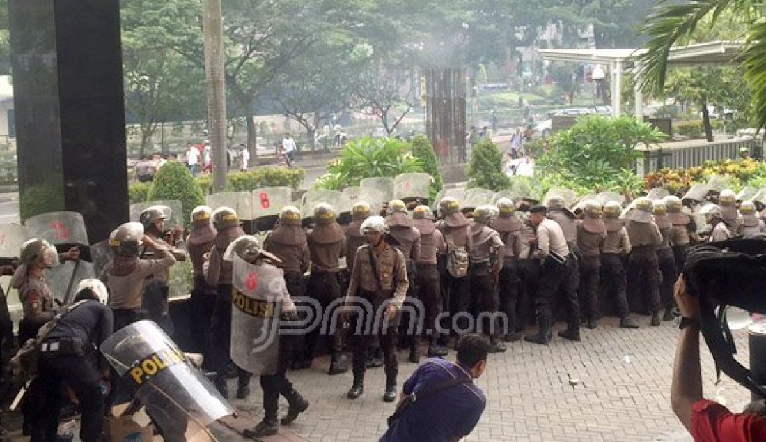 Aksi demonstrasi di depan KPK ricuh, Jumat (20/5). Warga dari Aliansi Masyarakat Jakarta Utara tiba-tiba datang ke depan markas KPK, berorasi dan bikin rusuh. Akibatnya, baku hantam tak terelakan. Foto: Boy/JPNN.com - JPNN.com