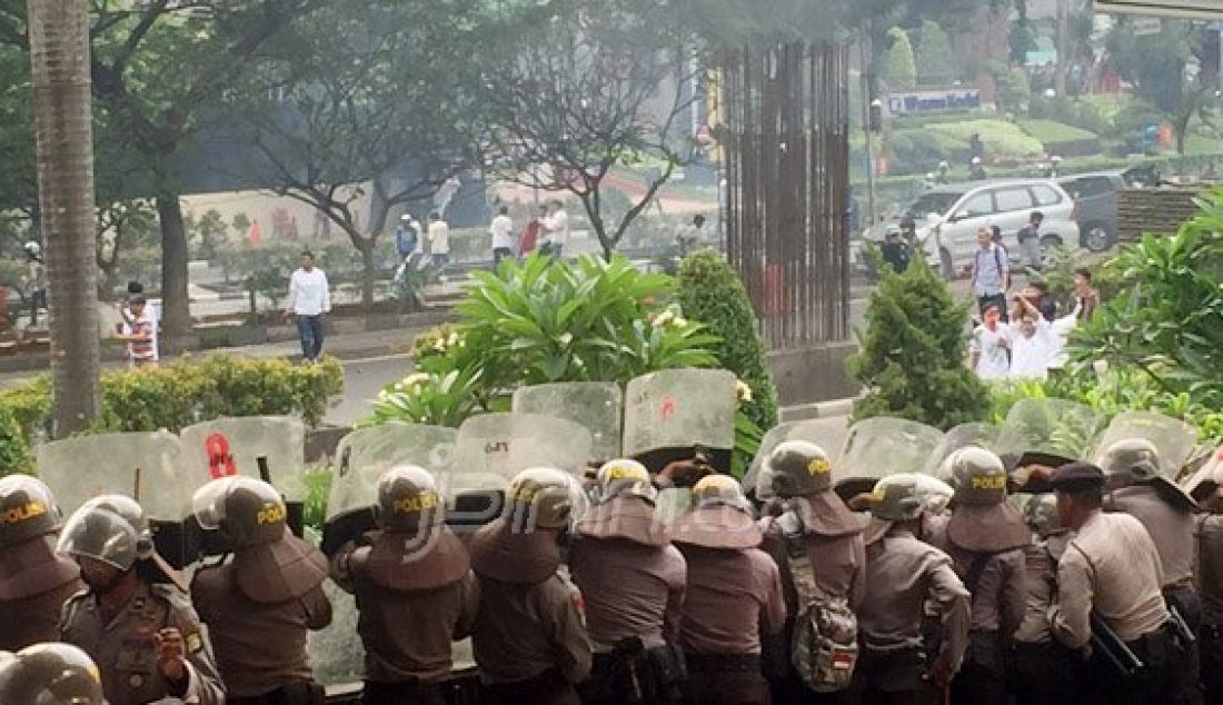 Aksi demonstrasi di depan KPK ricuh, Jumat (20/5). Warga dari Aliansi Masyarakat Jakarta Utara tiba-tiba datang ke depan markas KPK, berorasi dan bikin rusuh. Akibatnya, baku hantam tak terelakan. Foto: Boy/JPNN.com - JPNN.com