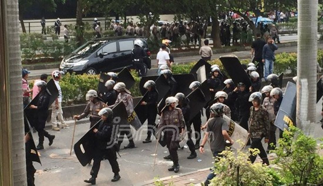 Tim gabungan kepolisian saat berhasil memukul mundur pendemo di depan KPK yang rusuh, Jumat (10/5). Aksi demo dilakukan oleh Warga dari Aliansi Masyarakat Jakarta Utara. Foto: Boy/JPNN.com - JPNN.com