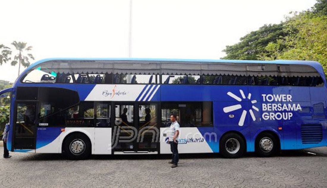 Gubernur DKI Jakarta Basuki Tjahaja Purnama (Ahok) saat meluncurkan layanan Bus Wisata dengan rute objek wisata DKI Jakarta di Halaman Kantor Gubernur, Jakarta, Jumat (20/5). Foto: Ricardo/JPNN.com - JPNN.com