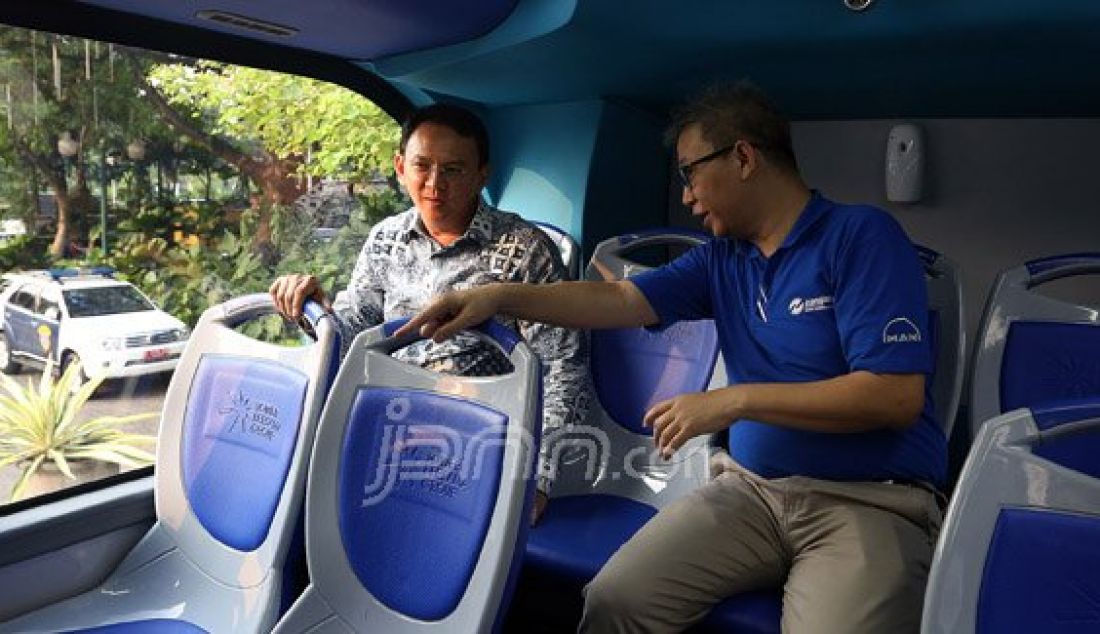 Gubernur DKI Jakarta Basuki Tjahaja Purnama (Ahok) saat meluncurkan layanan Bus Wisata dengan rute objek wisata DKI Jakarta di Halaman Kantor Gubernur, Jakarta, Jumat (20/5). Foto: Ricardo/JPNN.com - JPNN.com