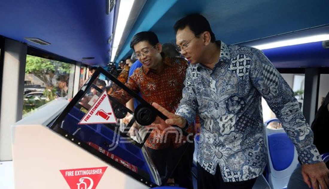 Gubernur DKI Jakarta Basuki Tjahaja Purnama (Ahok) saat meluncurkan layanan Bus Wisata dengan rute objek wisata DKI Jakarta di Halaman Kantor Gubernur, Jakarta, Jumat (20/5). Foto: Ricardo/JPNN.com - JPNN.com