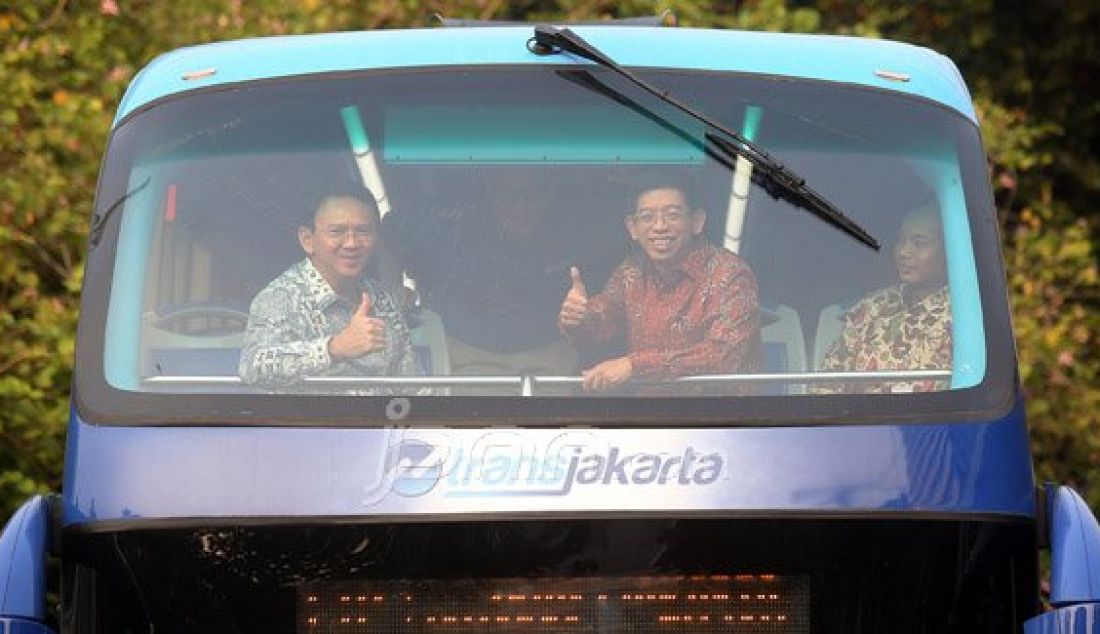 Gubernur DKI Jakarta Basuki Tjahaja Purnama (Ahok) saat meluncurkan layanan Bus Wisata dengan rute objek wisata DKI Jakarta di Halaman Kantor Gubernur, Jakarta, Jumat (20/5). Foto: Ricardo/JPNN.com - JPNN.com