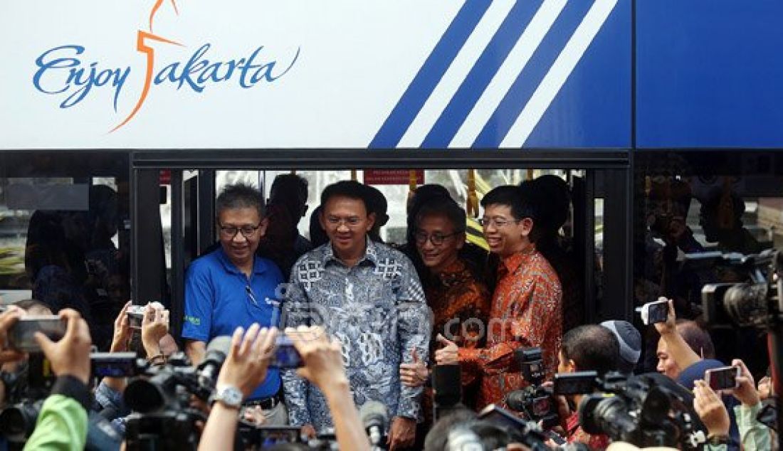 Gubernur DKI Jakarta Basuki Tjahaja Purnama (Ahok) saat meluncurkan layanan Bus Wisata dengan rute objek wisata DKI Jakarta di Halaman Kantor Gubernur, Jakarta, Jumat (20/5). Foto: Ricardo/JPNN.com - JPNN.com