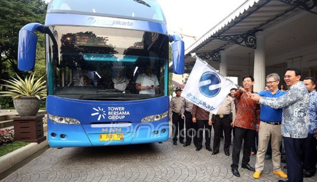 Gubernur DKI Jakarta Basuki Tjahaja Purnama (Ahok) saat meluncurkan layanan Bus Wisata dengan rute objek wisata DKI Jakarta di Halaman Kantor Gubernur, Jakarta, Jumat (20/5). Foto: Ricardo/JPNN.com - JPNN.com