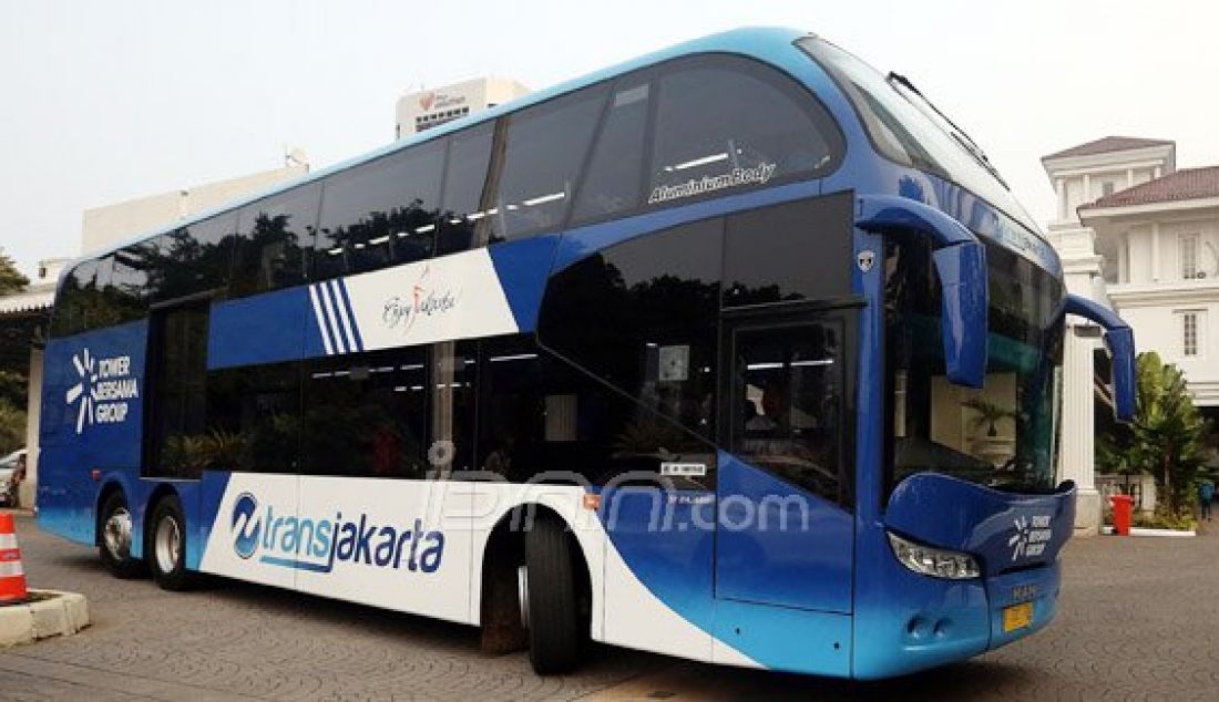 Gubernur DKI Jakarta Basuki Tjahaja Purnama (Ahok) saat meluncurkan layanan Bus Wisata dengan rute objek wisata DKI Jakarta di Halaman Kantor Gubernur, Jakarta, Jumat (20/5). Foto: Ricardo/JPNN.com - JPNN.com