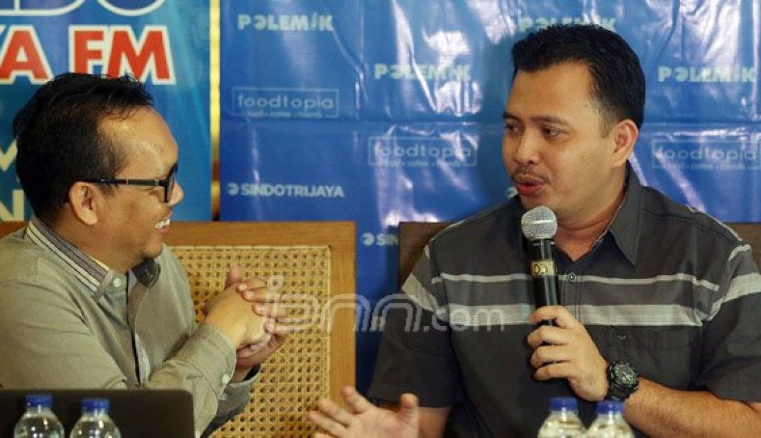 Wakil Sekjen Partai Demokrat Ramadhan Pohan (kiri) saat berbincang dengan Pengamat Politik Hanta Yudha pada diskusi Peta Politik Pasca Munaslub di Jakarta, Sabtu (21/5). Foto: Ricardo/JPNN.com - JPNN.com