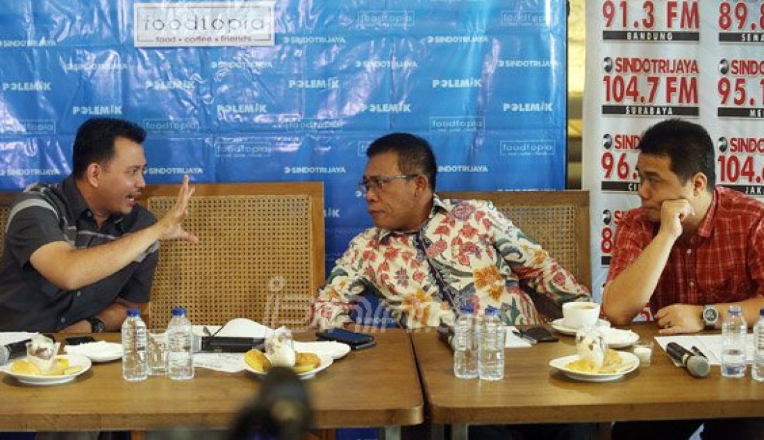 Pengamat Politik Hanta Yudha (kiri) bersama Politis PDIP Masinton Pasaribu (tengah) dan Ketua DPP Partai Gerindra Ahmad Riza Patria saat berbincang pada diskusi Peta Politik Pasca Munaslub di Jakarta, Sabtu (21/5). Foto: Ricardo/JPNN.com - JPNN.com