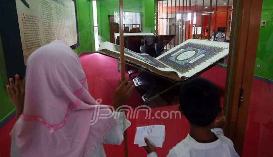 Siswa Taman Kanak-kanak (TK) Al Ijabah saat mengunjungi Bayt Al Qur'an dan Museum Istiqlal di Taman Mini Indonesia Indah (TMII), Jakarta, Minggu (22/5). Kunjungan tersebut dalam rangka menyambut bulan Ramadhan dan memberikan pengetahuan mengenai sejarah al Qur'an di Indonesia. Foto: Ricardo/JPNN.com - JPNN.com