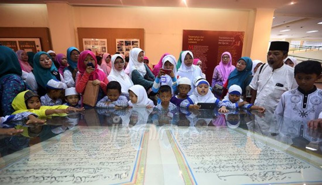 Siswa Taman Kanak-kanak (TK) Al Ijabah saat mengunjungi Bayt Al Qur'an dan Museum Istiqlal di Taman Mini Indonesia Indah (TMII), Jakarta, Minggu (22/5). Kunjungan tersebut dalam rangka menyambut bulan Ramadhan dan memberikan pengetahuan mengenai sejarah al Qur'an di Indonesia. Foto: Ricardo/JPNN.com - JPNN.com