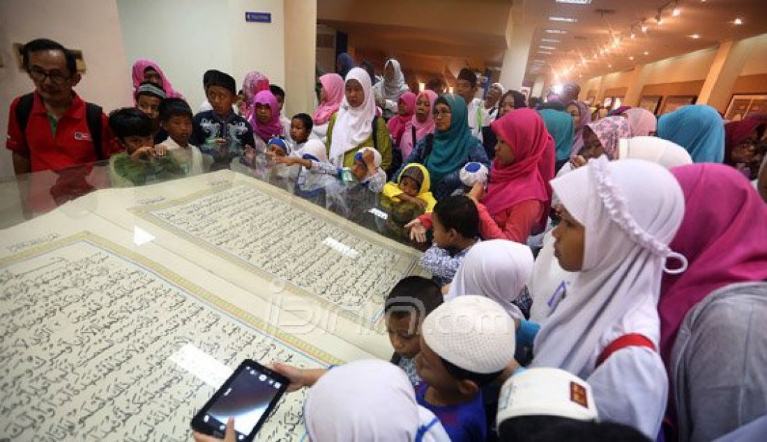 Siswa Taman Kanak-kanak (TK) Al Ijabah saat mengunjungi Bayt Al Qur'an dan Museum Istiqlal di Taman Mini Indonesia Indah (TMII), Jakarta, Minggu (22/5). Kunjungan tersebut dalam rangka menyambut bulan Ramadhan dan memberikan pengetahuan mengenai sejarah al Qur'an di Indonesia. Foto: Ricardo/JPNN.com - JPNN.com