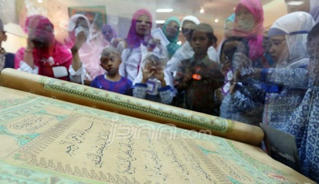 Siswa Taman Kanak-kanak (TK) Al Ijabah saat mengunjungi Bayt Al Qur'an dan Museum Istiqlal di Taman Mini Indonesia Indah (TMII), Jakarta, Minggu (22/5). Kunjungan tersebut dalam rangka menyambut bulan Ramadhan dan memberikan pengetahuan mengenai sejarah al Qur'an di Indonesia. Foto: Ricardo/JPNN.com - JPNN.com