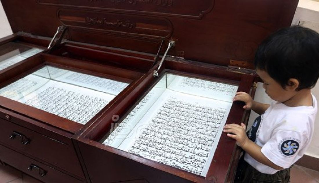 Siswa Taman Kanak-kanak (TK) Al Ijabah saat mengunjungi Bayt Al Qur'an dan Museum Istiqlal di Taman Mini Indonesia Indah (TMII), Jakarta, Minggu (22/5). Kunjungan tersebut dalam rangka menyambut bulan Ramadhan dan memberikan pengetahuan mengenai sejarah al Qur'an di Indonesia. Foto: Ricardo/JPNN.com - JPNN.com