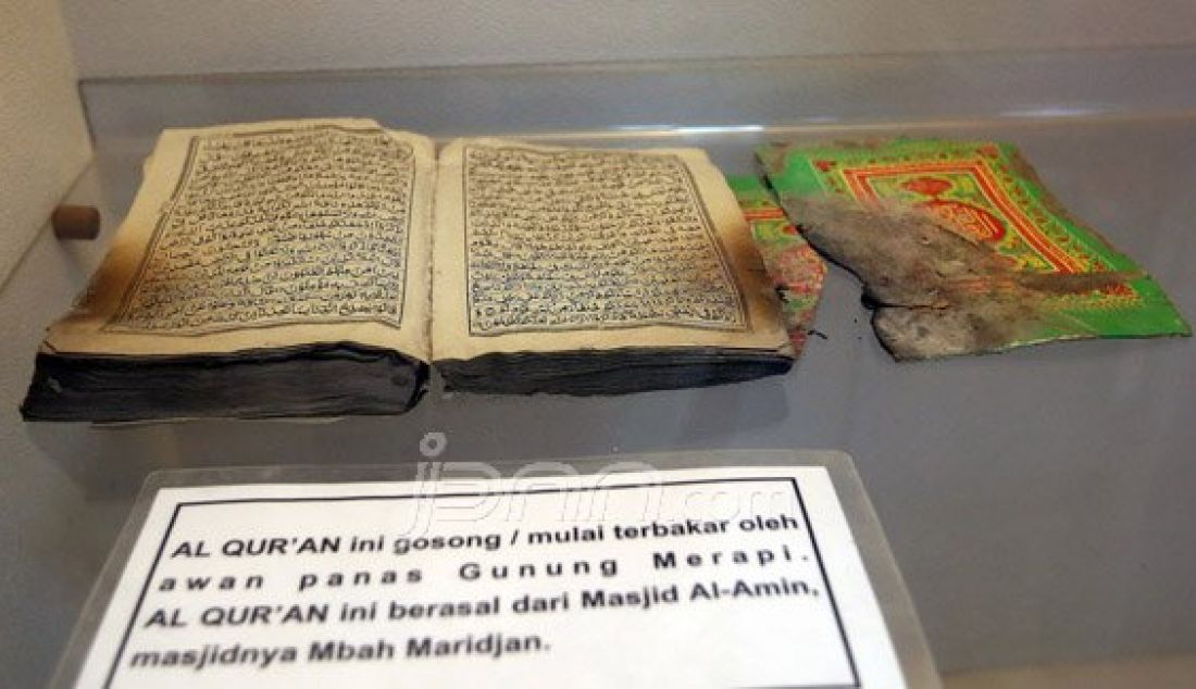 Sebuah Al Qur'an yang selamat dari peristiwa meletus Gunung Merapi terpajang di Bayt Al Qur'an dan Museum Istiqlal di Taman Mini Indonesia Indah (TMII), Jakarta, Minggu (22/5). Foto: Ricardo/JPNN.com - JPNN.com