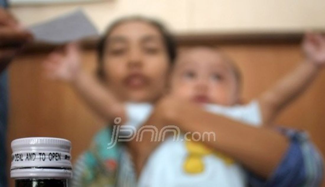 Keluarga balita umur lima bulan yang mendapat salah obat hingga kejang-kejang saat mengadu ke Komisi D, Senin (23/5). Foto: Dimas/Radar Banyumas/JPNN.com - JPNN.com