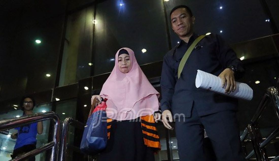 Tersangka Leni Marliani usai menjalani pemeriksaan di Gedung KPK, Jakarta, Senin (23/5). Leni menjadi saksi terkait dengan kasus dugaan suap rencana penuntutan dalam perkara penggelapan dana BPJS. Foto: Ricardo/JPNN.com - JPNN.com