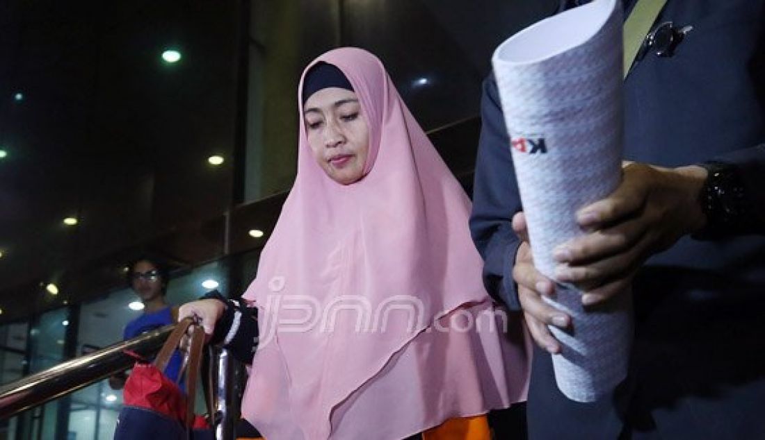 Tersangka Leni Marliani usai menjalani pemeriksaan di Gedung KPK, Jakarta, Senin (23/5). Leni menjadi saksi terkait dengan kasus dugaan suap rencana penuntutan dalam perkara penggelapan dana BPJS. Foto: Ricardo/JPNN.com - JPNN.com