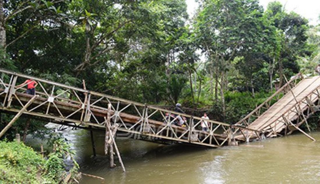 Kondisi jembatan di Dusun Manasik, Desa Merti Jaya yang putus pada Februari 2016, hingga kini belum diperbaiki. Foto: Achmad/Rakyat Kalbar/JPNN.com - JPNN.com