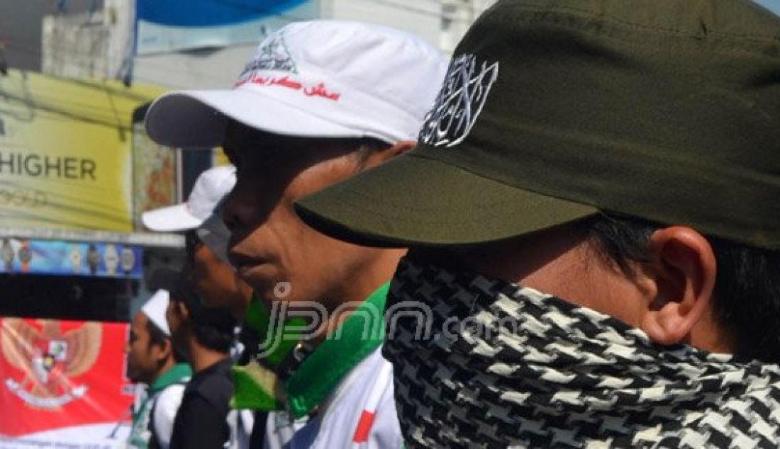 DEMO: Perwakilan ormas Islam di Kota Tasikmalaya melakukan aksi di Tugu Adipura Kota Tasikmalaya, Selasa (24/5). Massa menyerukan penolakan terhadap kehadiran PKI di Indonesia. Foto: Deni/Radar Tasikmalaya/JPNN.com - JPNN.com