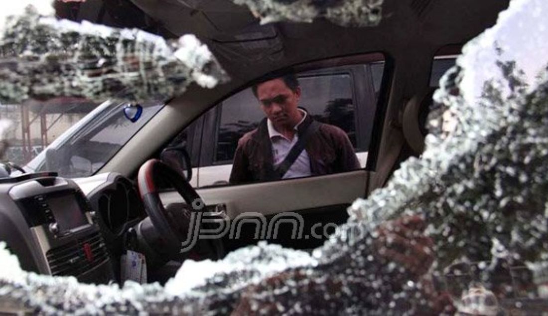 Sebuah mobil bernopol BP 1111 AF menjadi korban kejahatan dengan modus pecah kaca nampak terparkir di Mapolsek Lubukbaja, Selasa (24/5). Akibat kejadian ini, korban kerugian sebesar Rp 200 juta. Foto: Dalil/Batam Pos/JPNN.com - JPNN.com