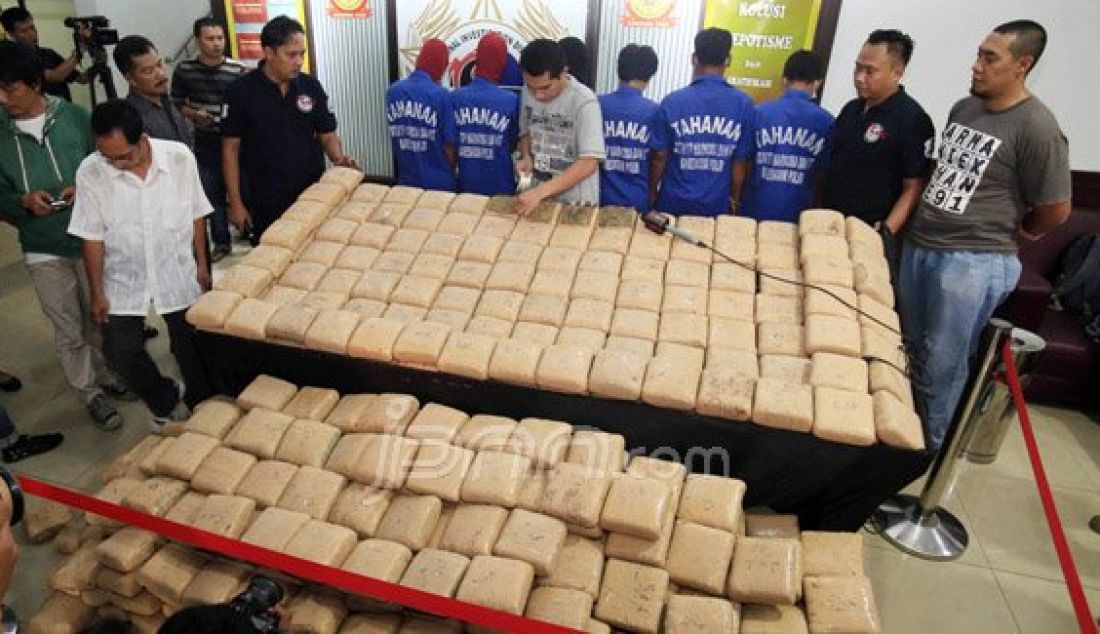 Petugas Direktorat Tindak Pidana Narkotika Bareskrim Polri menunjukan barang bukti narkoba jenis Ganja sebanyak 1 Ton dan mengamankan 6 Kurir, Jakarta, Selasa (24/5). Foto: Haritsah/Jawa Pos/JPNN.com - JPNN.com