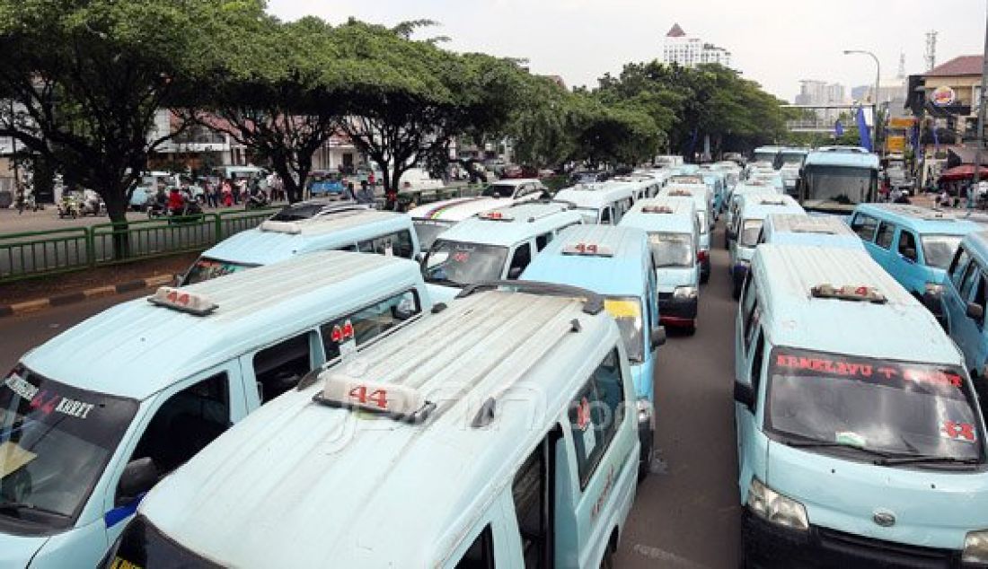 Puluhan sopir angkutan umum M44 jurusan Kampung Melayu-Karet Tengsin, memblokade Jalan KH Abdullah Syafei, Jakarta, Rabu (25/5). Aksi tersebut dilakukan karena sopir protes tindakan penderekan mobil rekan mereka. Foto: Ricardo/JPNN.com - JPNN.com