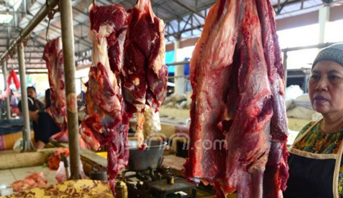 Hj Rohil, salah seorang pedagang daging sapi saat menanti pelanggan di Pasar Mandalika, Rabu (25/5). Berkurangnya pasokan sapi di rumah potong hewan membuat harga daging masih mahal di NTB. Masih bercokol di antara Rp 100 ribu hingga Rp 120 ribu per kg. Foto: Sirtu/Lombok Post/JPNN.com - JPNN.com