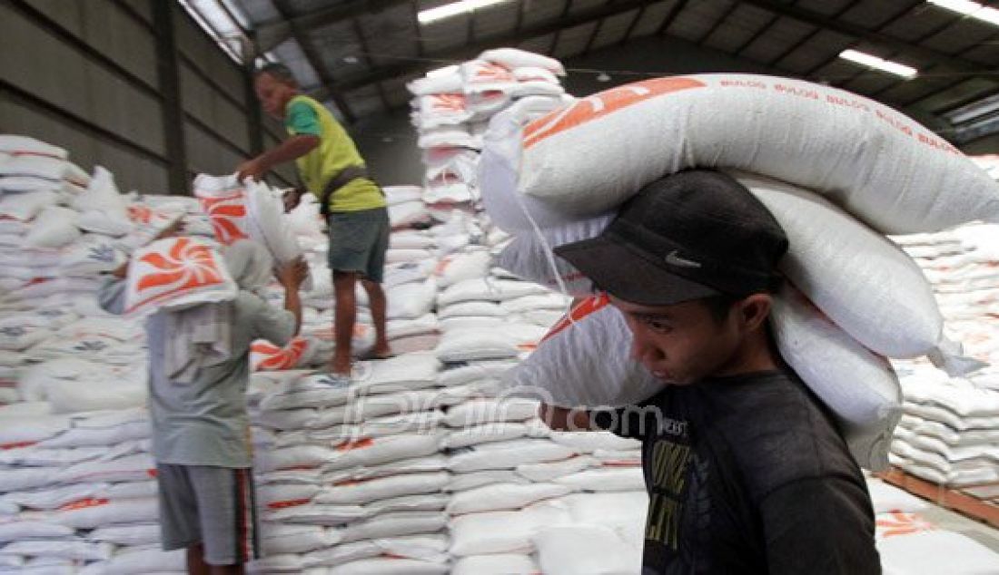 Aktifitas bongkar muat beras di gudang Bulog sub divre Surabaya selatan bypas, Mojokerto, Kamis (26/5). Menghadapi bulan Ramadan dan Lebaran, stok beras dipastikan aman. Foto: Sofan/Radar Mojokerto/JPNN.com - JPNN.com