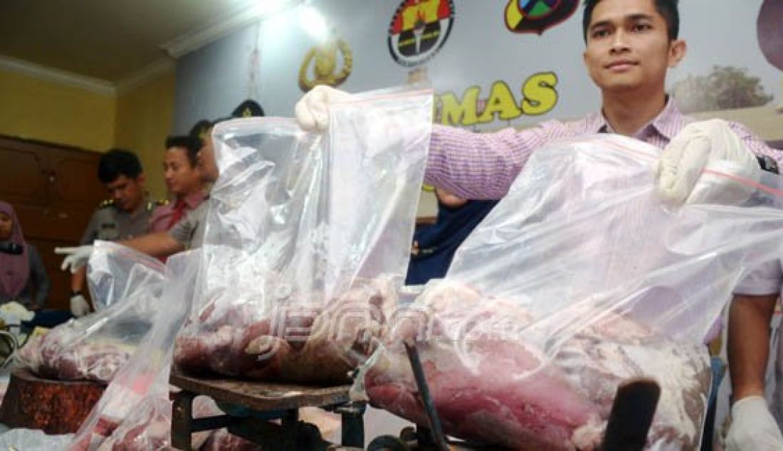 Menjelang bulan Ramadan, ada saja ulah penjual daging untuk memperoleh untung. Salah satunya dengan menjual daging oplosan, yakni daging sapi dicampur daging babi hutan (celeng). Seperti yang dilakukan oleh wanita SRY (52) di Pasar LKMK Surabaya. Foto: Romadoni/Radar Surabaya - JPNN.com
