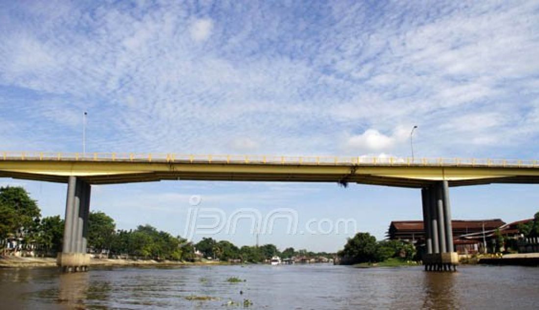 UJI KELAYAKAN: Komisi D DPR Provinsi Riau akan menurunkan tim uji kelayakan jembatan siak I (jembatan leighton), yang dibangun pada tahun 1973, Kamis (26/5). Jembatan Siak I diresmikan oleh Presiden Soeharto pada 19 April tahun 1977. Foto: M Akhwan/Riau Pos/JPNN.com - JPNN.com
