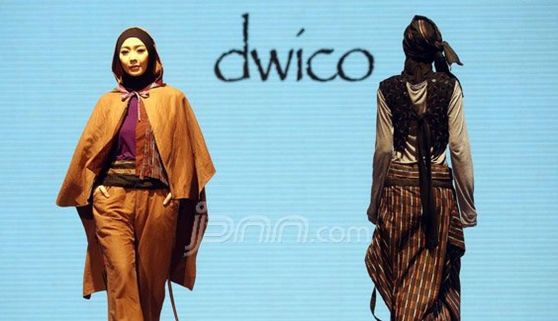 Model saat memperagakan rancangan Dwico pada Muslim Fashion Festival Indonesia 2016 di Istora Senayan, Jakarta, Kamis (26/5). Foto: Ricardo/JPNN.com - JPNN.com