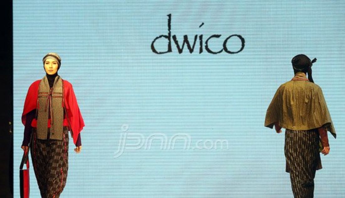 Model saat memperagakan rancangan Dwico pada Muslim Fashion Festival Indonesia 2016 di Istora Senayan, Jakarta, Kamis (26/5). Foto: Ricardo/JPNN.com - JPNN.com