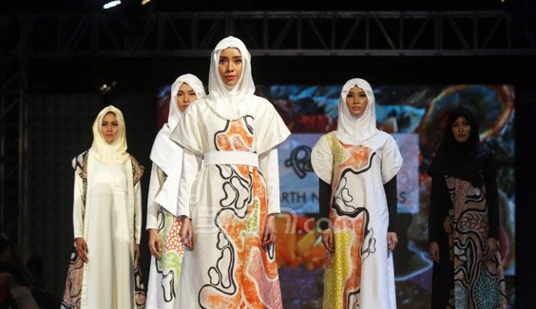 Model saat memperagakan rancangan Mudrika Paradise pada Muslim Fashion Festival Indonesia 2016 di Istora Senayan, Jakarta, Kamis (26/5). Foto: Ricardo/JPNN.com - JPNN.com