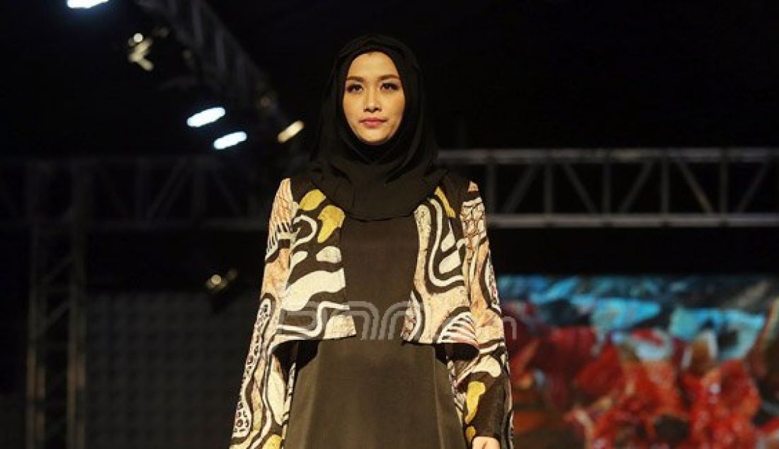 Model saat memperagakan rancangan Mudrika Paradise pada Muslim Fashion Festival Indonesia 2016 di Istora Senayan, Jakarta, Kamis (26/5). Foto: Ricardo/JPNN.com - JPNN.com