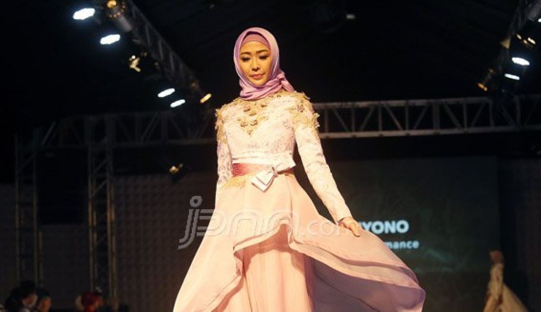 Model saat memperagakan rancangan Ina Priyono pada Muslim Fashion Festival Indonesia 2016 di Istora Senayan, Jakarta, Kamis (26/5). Foto: Ricardo/JPNN.com - JPNN.com
