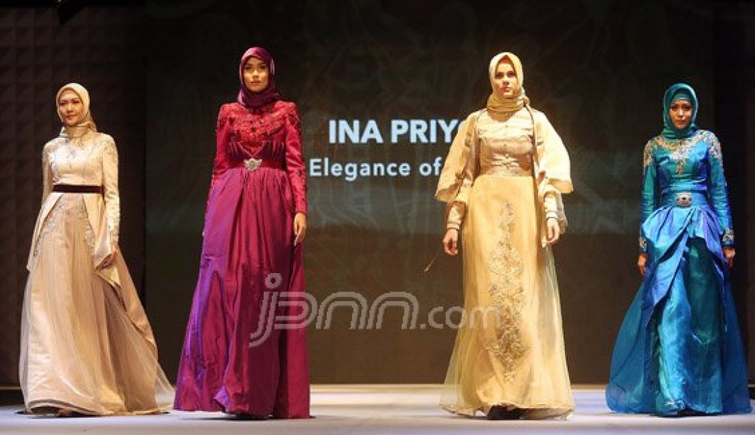 Model saat memperagakan rancangan Ina Priyono pada Muslim Fashion Festival Indonesia 2016 di Istora Senayan, Jakarta, Kamis (26/5). Foto: Ricardo/JPNN.com - JPNN.com