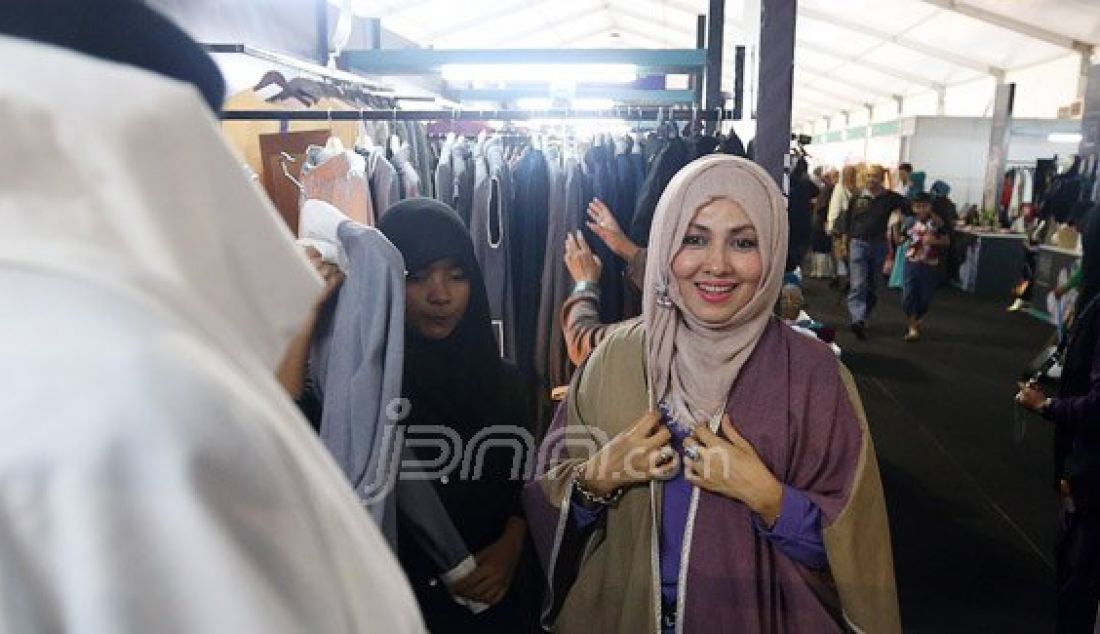Pengunjung saat mengunjungi stan-stan pada Muslim Fashion Festival Indonesia 2016 di Istora Senayan, Jakarta, Kamis (26/5). Festival tersebut menampilkan fesyen busana muslim dari berbagai perancang dan aksesoris yang sangat menarik. Foto: Ricardo/JPNN.com - JPNN.com
