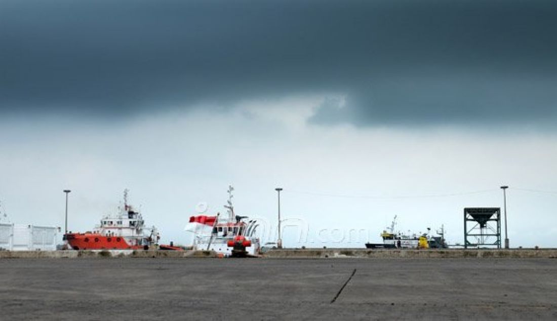 Awan gelap menggelayut di Pelabuhan Indahkiat, Pulomerak, Cilegon, Jumat (27/5). Saat memasuki musim pancaroba, masyarakat harus mewaspadai hujan dan angin yang datang secara tiba-tiba. Foto: Doni/Banten Raya/JPNN.com - JPNN.com