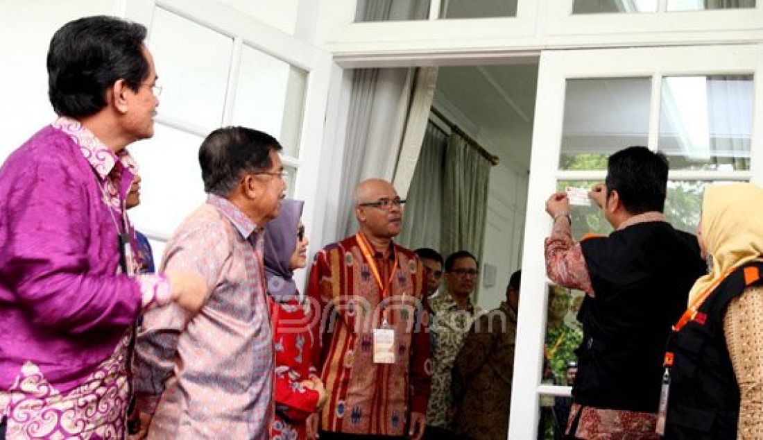 Petugas Sensus Ekonomi memasang stiker setelah mengambil keterangan dari Wakil Presiden RI HM Jusuf Kalla di Rumah Dinasnya Jl Diponegoro Jakarta, Jumat (27/5). Foto: Milla/FAJAR/JPNN.com - JPNN.com