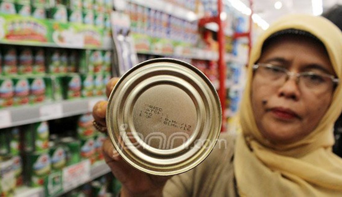 Seorang petugas BPOM Padang di salah satu supermarket terbesar di Padang, Senin (30/5). Hasil sidak banyak didapatkan produk makanan yang sudah lewat masa kedaluwarsanya. Foto: Ridwan/Padang Ekspres/JPNN.com - JPNN.com